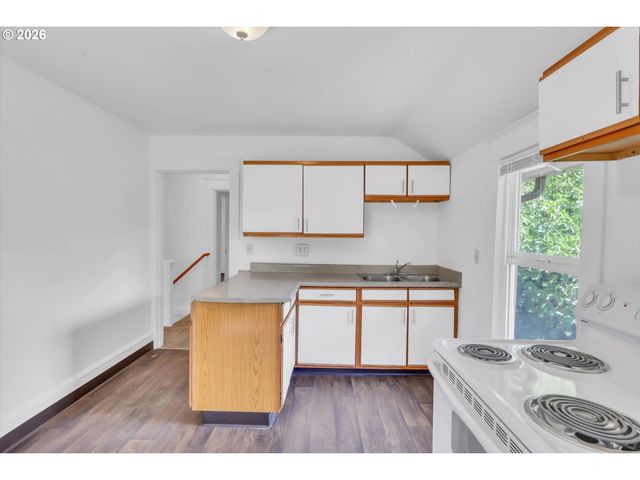 921 Se MALL St, Portland, OR 97202