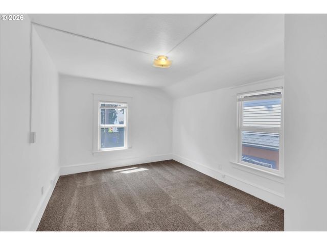 921 Se MALL St, Portland, OR 97202