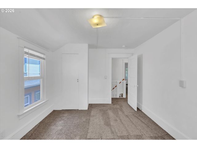 921 Se MALL St, Portland, OR 97202