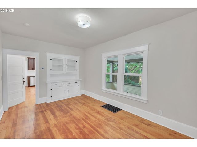 921 Se MALL St, Portland, OR 97202
