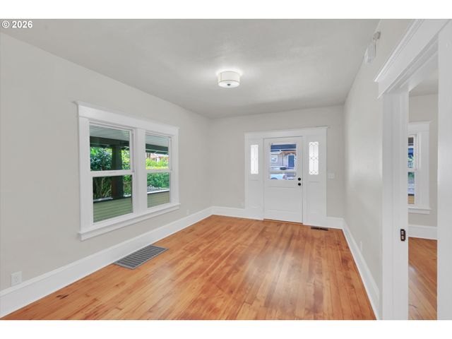 921 Se MALL St, Portland, OR 97202