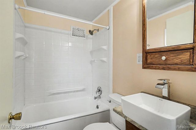 2229 Rosemary Avenue, Waterford, MI 48328