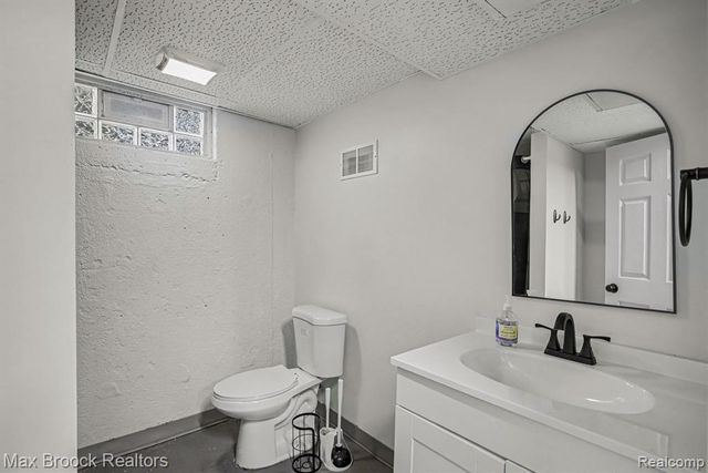 2229 Rosemary Avenue, Waterford, MI 48328
