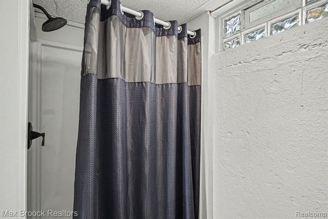 2229 Rosemary Avenue, Waterford, MI 48328