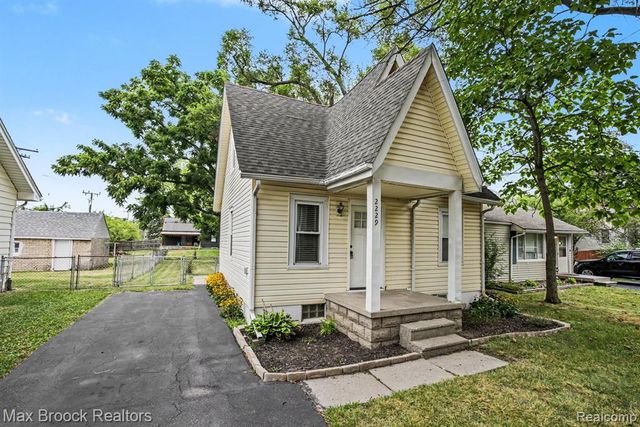 2229 Rosemary Avenue, Waterford, MI 48328