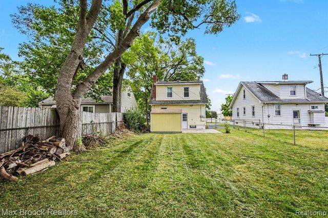2229 Rosemary Avenue, Waterford, MI 48328