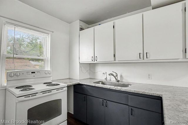 2229 Rosemary Avenue, Waterford, MI 48328