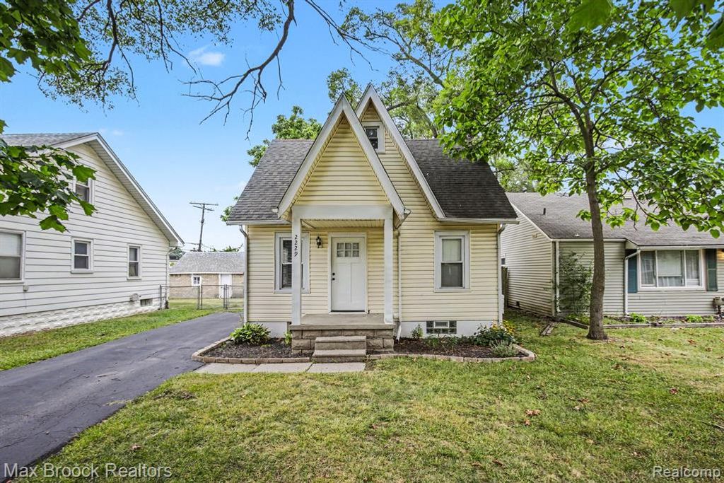 2229 Rosemary Avenue, Waterford, MI 48328