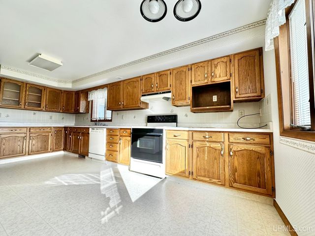 621 W C Street, Iron Mountain, MI 49801