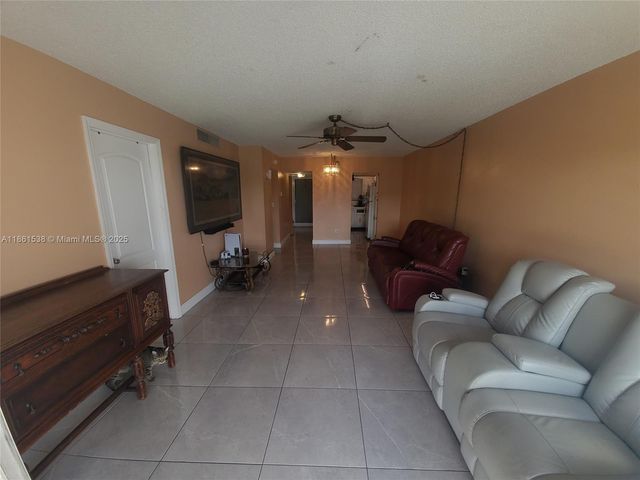 661 N University Dr 1-302, Pembroke Pines, FL 33024