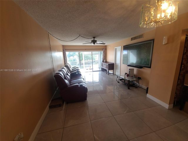 661 N University Dr 1-302, Pembroke Pines, FL 33024
