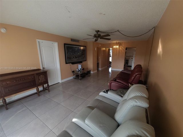 661 N University Dr 1-302, Pembroke Pines, FL 33024