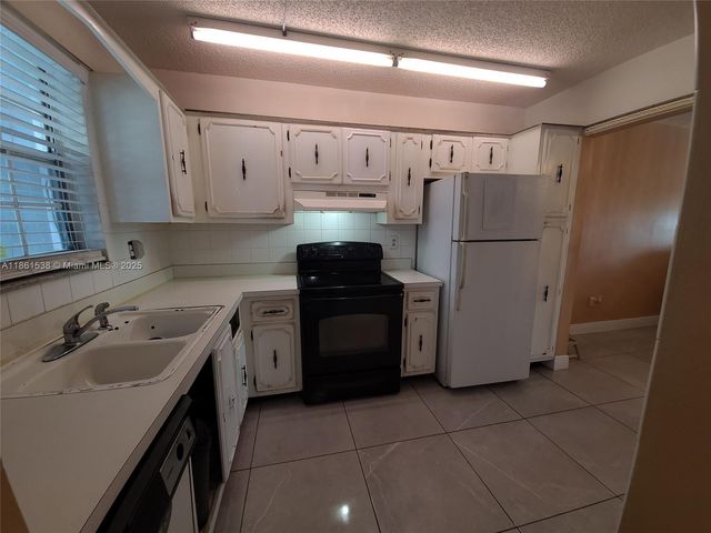 661 N University Dr 1-302, Pembroke Pines, FL 33024