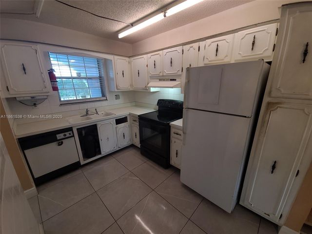661 N University Dr 1-302, Pembroke Pines, FL 33024