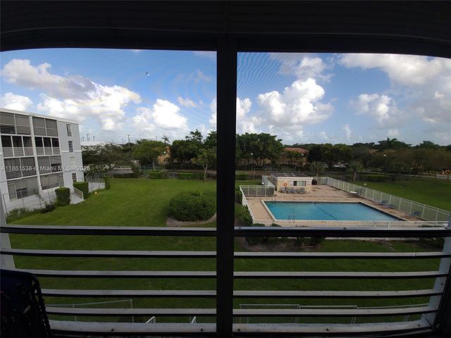 661 N University Dr 1-302, Pembroke Pines, FL 33024
