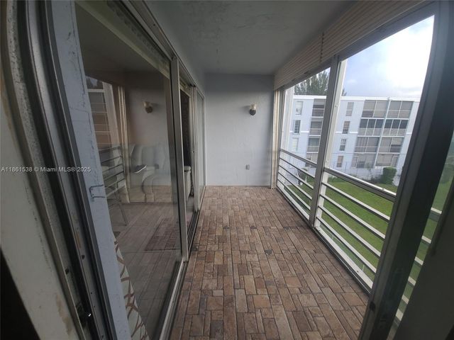 661 N University Dr 1-302, Pembroke Pines, FL 33024