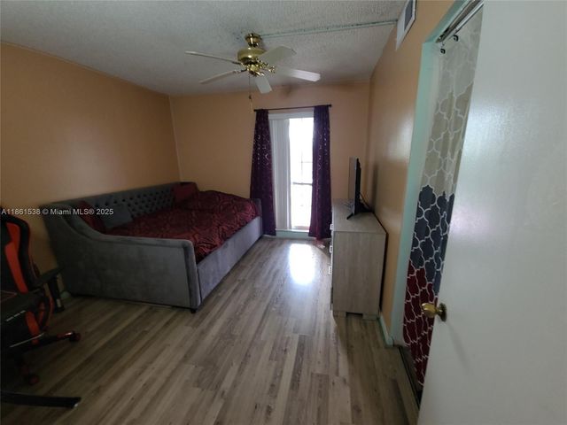 661 N University Dr 1-302, Pembroke Pines, FL 33024