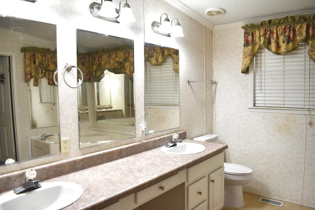 Image 23 of property listing at 1135 Birch Drive, Summerton, SC 29148