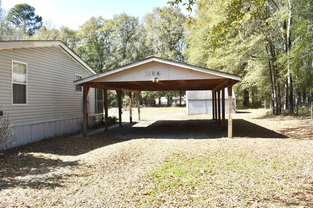 Image 4 of property listing at 1135 Birch Drive, Summerton, SC 29148