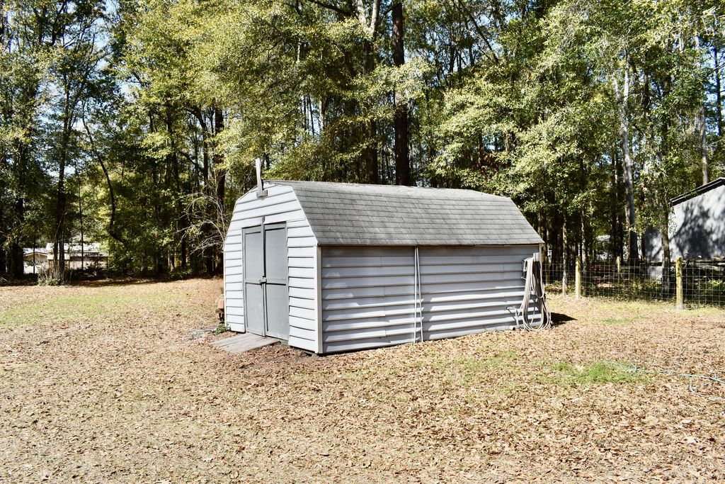 Image 5 of property listing at 1135 Birch Drive, Summerton, SC 29148