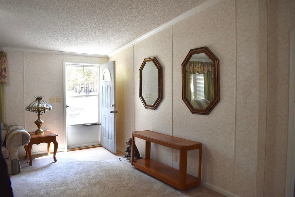 Image 6 of property listing at 1135 Birch Drive, Summerton, SC 29148