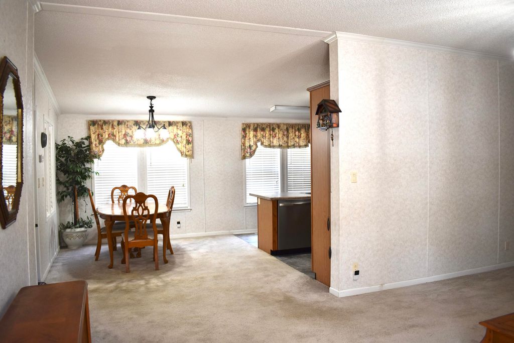 Image 9 of property listing at 1135 Birch Drive, Summerton, SC 29148