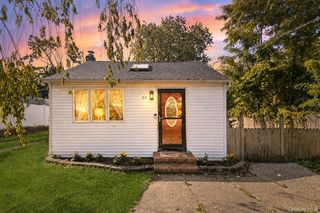 54 Pinelawn Avenue, Farmingville, NY 11738