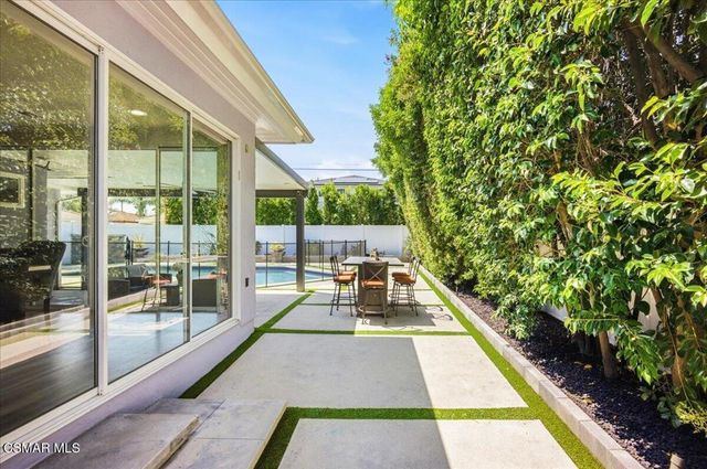 19130 Sylvan Street, Tarzana, CA 91335
