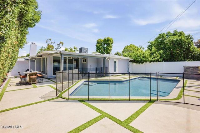 19130 Sylvan Street, Tarzana, CA 91335