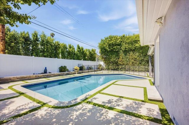 19130 Sylvan Street, Tarzana, CA 91335