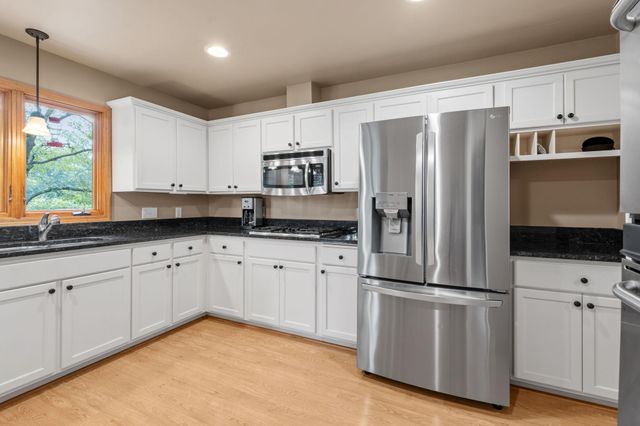 2821 Saddlebrooke Circle, Minnetonka, MN 55305