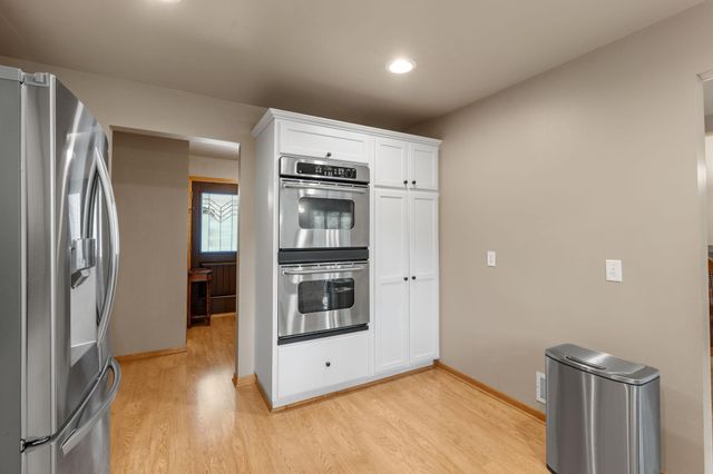2821 Saddlebrooke Circle, Minnetonka, MN 55305