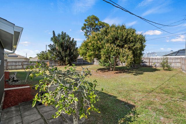 433 SE Seahouse Drive, Port St Lucie, FL 34983