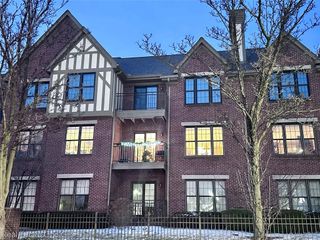 26 Pointe Park Place 303, Grosse Pointe Park, MI 48230