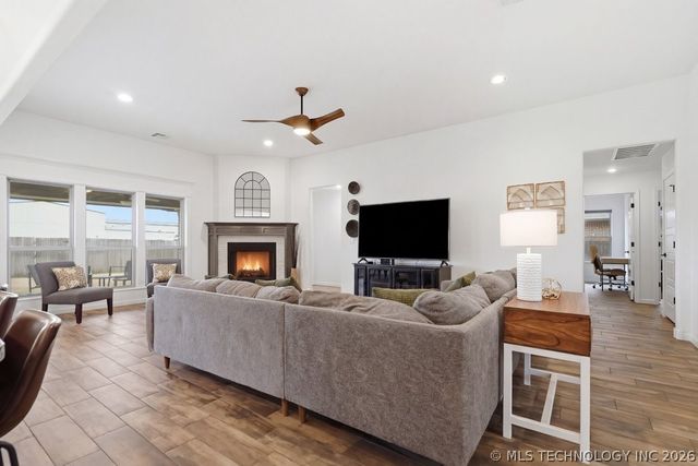 2202 W 117th Place S, Jenks, OK 74037