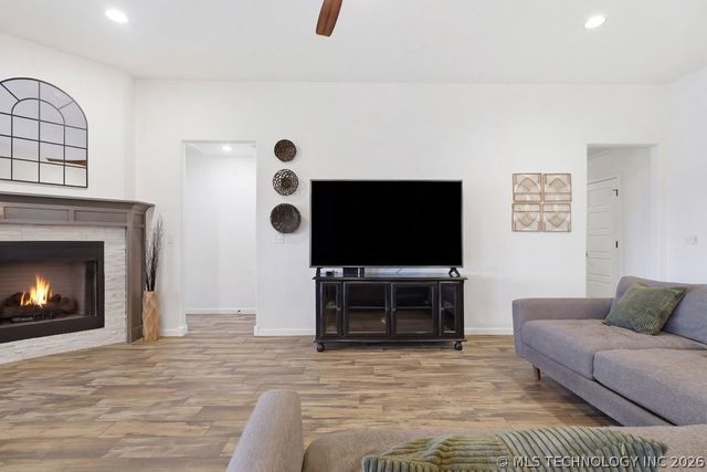 2202 W 117th Place S, Jenks, OK 74037