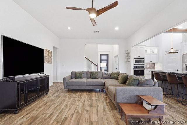 2202 W 117th Place S, Jenks, OK 74037