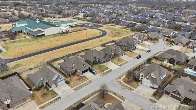 2202 W 117th Place S, Jenks, OK 74037