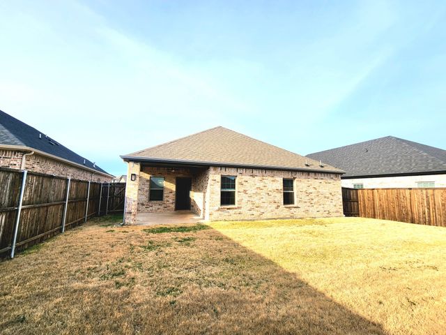 490 Oak Creek Drive, Lavon, TX 75166