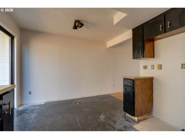 11953 Se HOLGATE Blvd, Portland, OR 97266