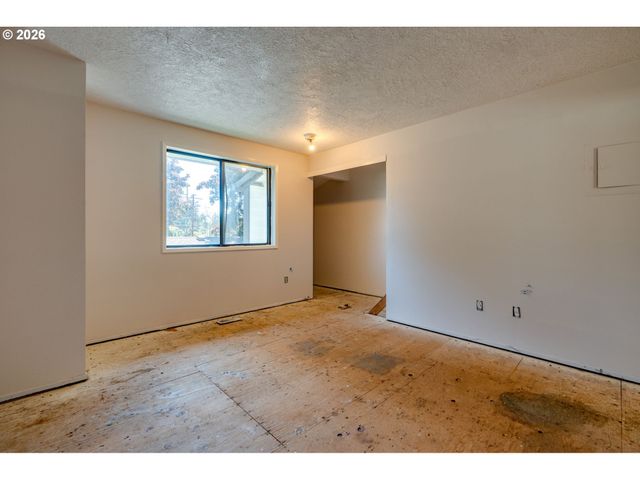 11953 Se HOLGATE Blvd, Portland, OR 97266