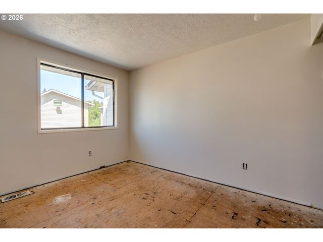 11953 Se HOLGATE Blvd, Portland, OR 97266