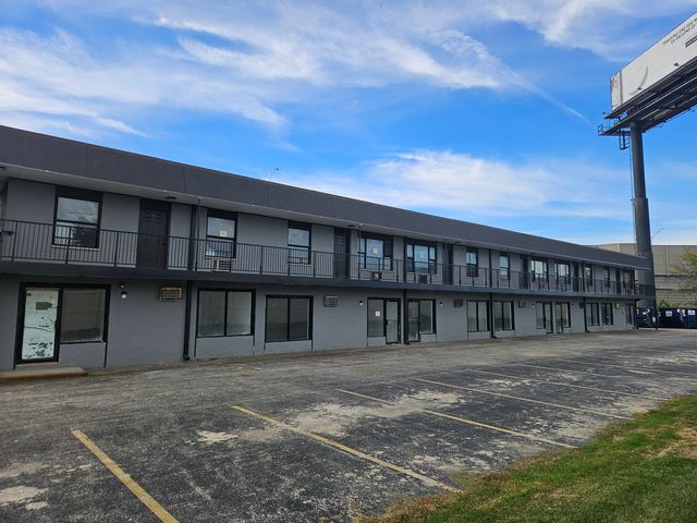 8646 S Roberts Road, Justice, IL 60458