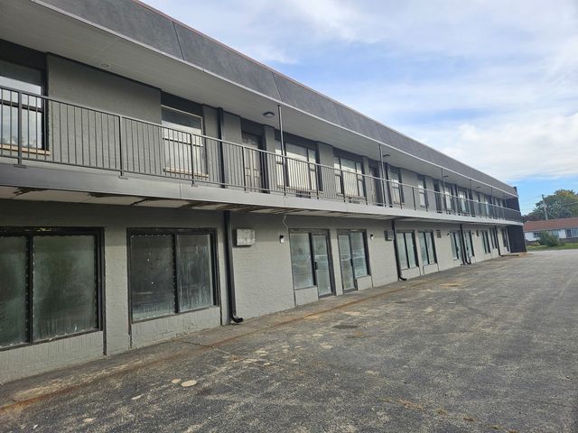 8646 S Roberts Road, Justice, IL 60458