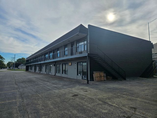 8646 S Roberts Road, Justice, IL 60458