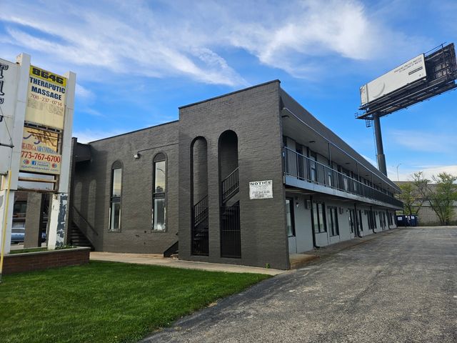 8646 S Roberts Road, Justice, IL 60458
