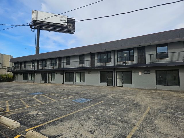 8646 S Roberts Road, Justice, IL 60458