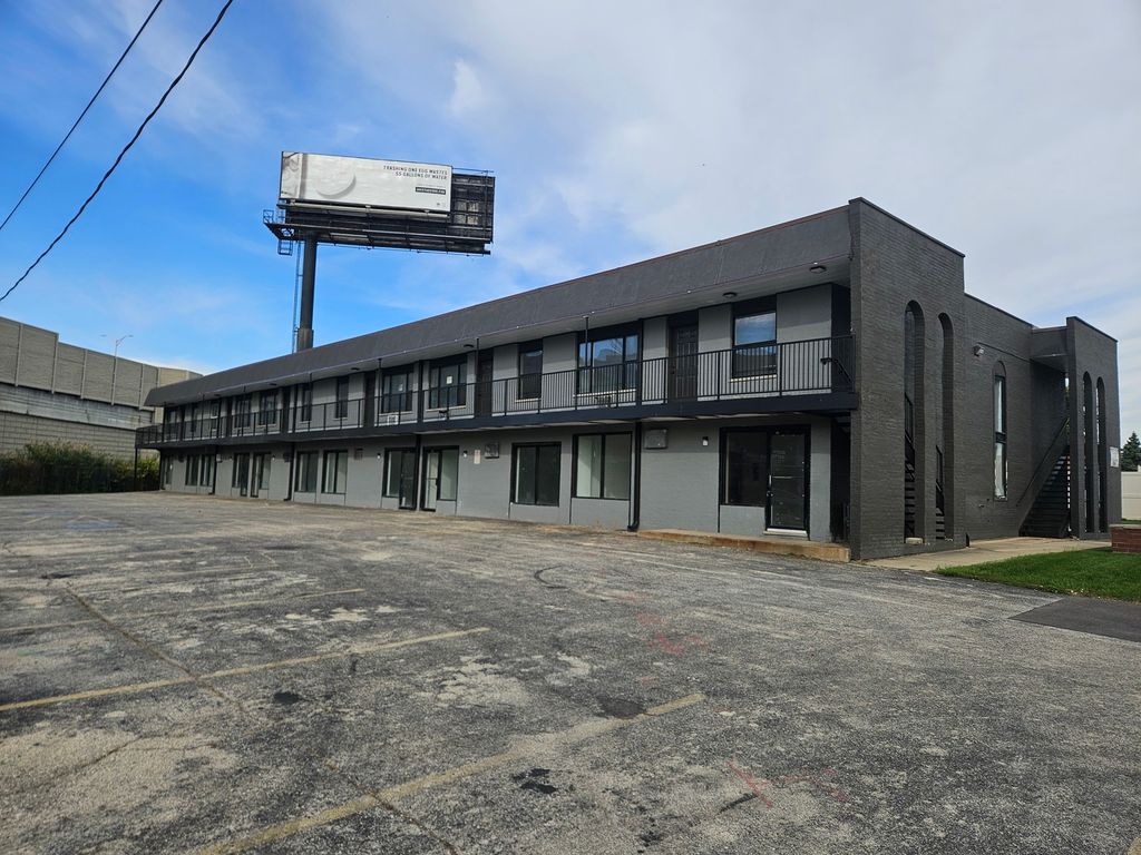 8646 S Roberts Road, Justice, IL 60458