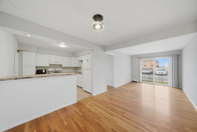 8888 Steven Drive 1C, Des Plaines, IL 60016