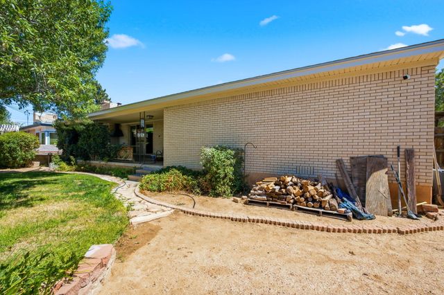 2813 Espanola Street NE, Albuquerque, NM 87110